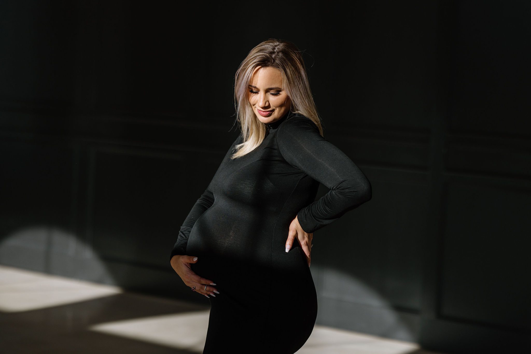 maternity picture of expecting mother in black long for fitting dress.